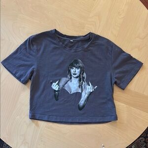 Taylor Swift/Middle Finger Women's Graphic Crop Top - Gray